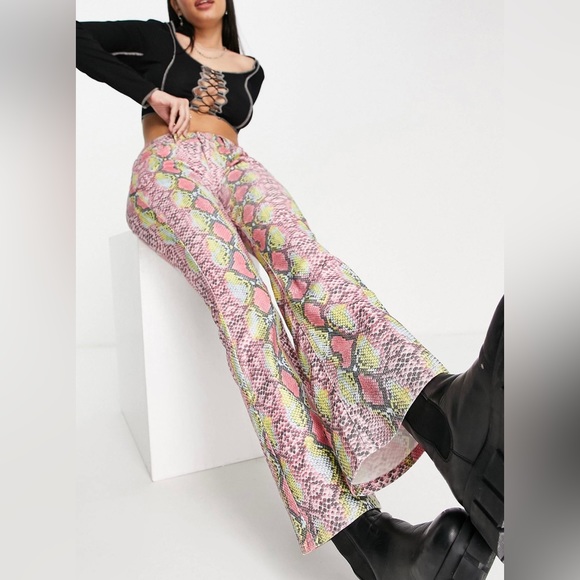 ASOS DESIGN low rise stretched flare in multicolor snake print💗
BRAND NEW!! - Picture 3 of 6